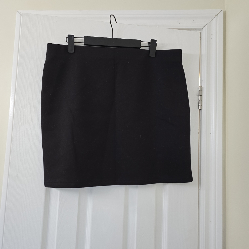 Classic Black Women's Skirt - Picture 5 of 5
